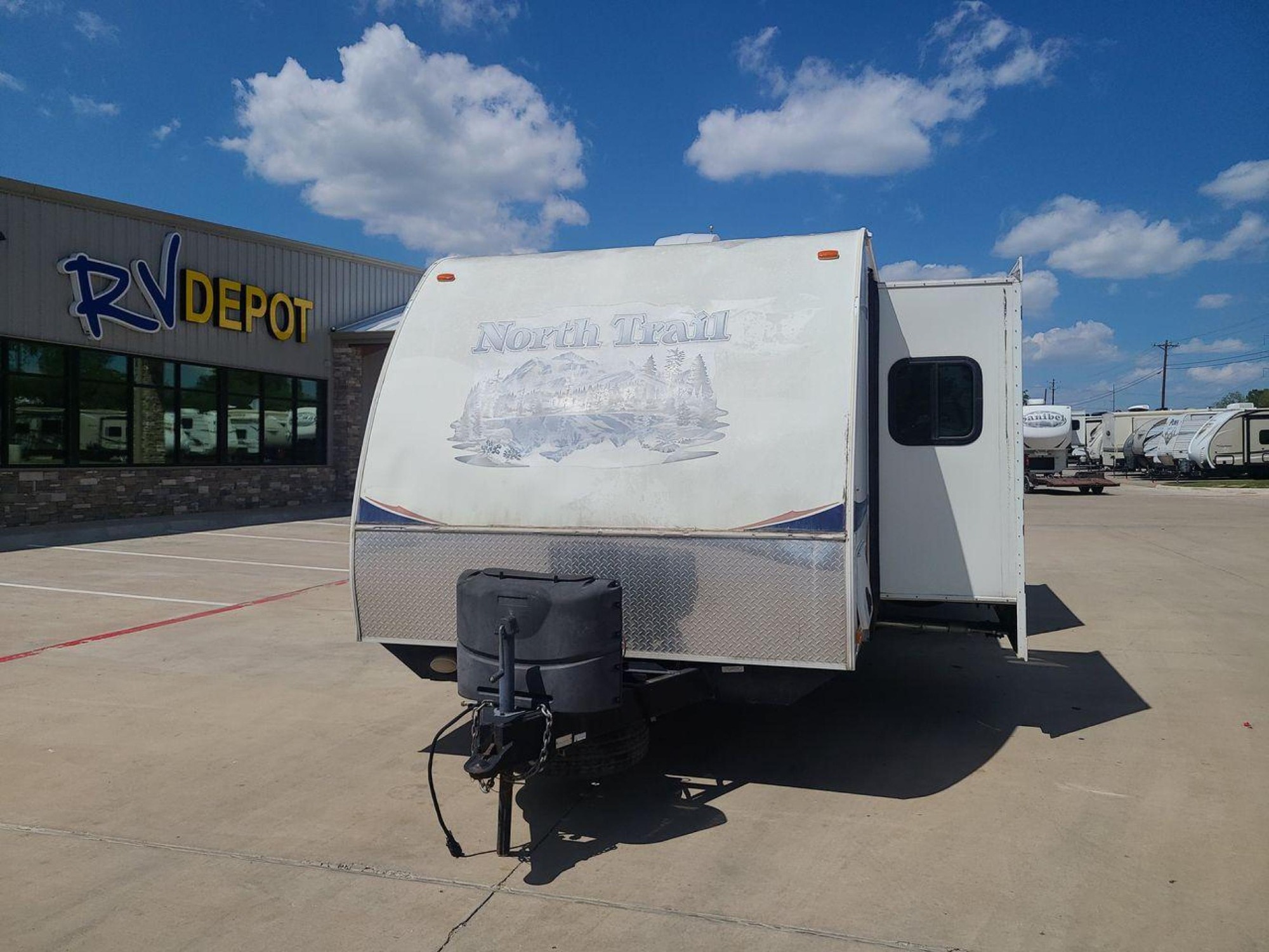 2011 WHITE HEARTLAND NORTH TRAIL 26B (5SFNB3225BE) , Length: 32.5 ft. | Dry Weight: 7,104 lbs. | Gross Weight: 8,600 lbs. | Slides: 2 transmission, located at 4319 N Main St, Cleburne, TX, 76033, (817) 678-5133, 32.385960, -97.391212 - Enjoy a spontaneous weekend getaway in this 2011 Heartland North Trail 26BRSS Travel Trailer! It is a dual-axle steel wheel setup measuring 32.5 ft. in length and 10.83 ft. in height. It has a dry weight of 7,104 lbs. and a GVWR of 8,600 lbs. It is equipped with automatic heating and cooling rated a - Photo #0